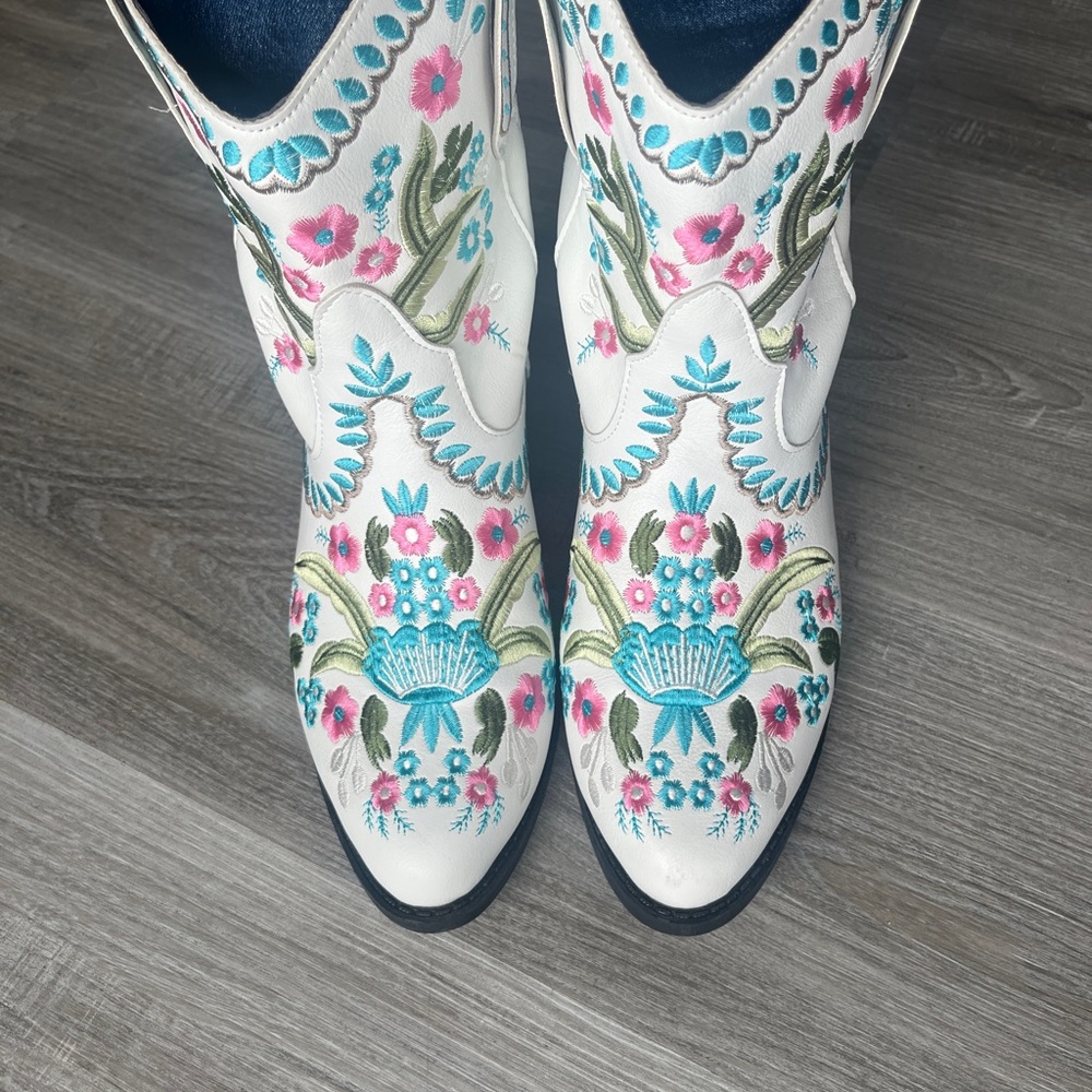 Floral Embroidered Women's Cowboy Boots